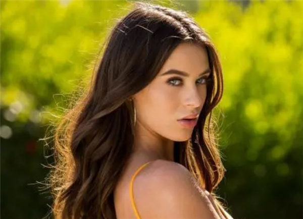Lana Rhoades是谁 比起Lena Anderson丝毫不逊色(图1)