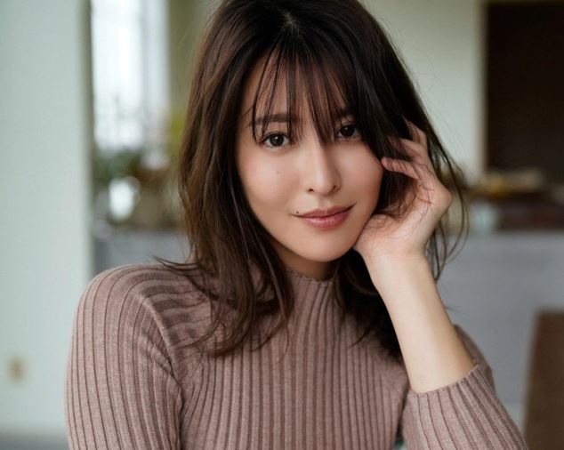 奈月塞娜是谁 她的个子好高呀(图2)