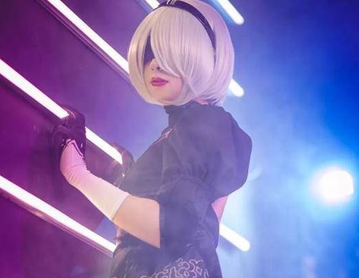 Sneaky是谁 貌似还是一位女装大佬呢(图1)