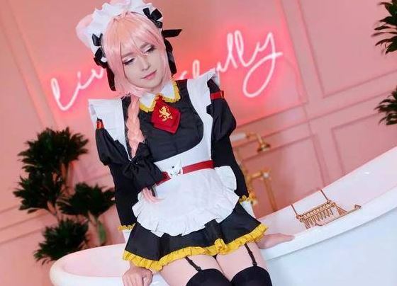 Sneaky是谁 貌似还是一位女装大佬呢(图2)