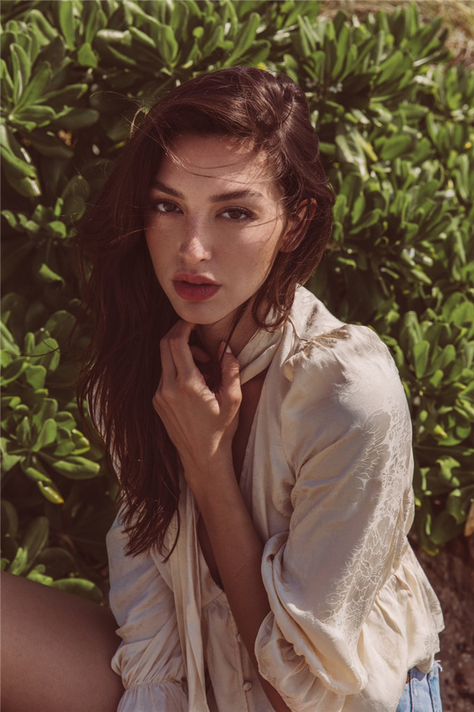 网红女神Celine Farach 健康肤色身材火辣(图5)