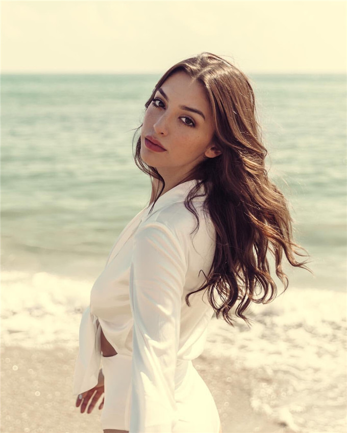 网红女神Celine Farach 健康肤色身材火辣(图3)