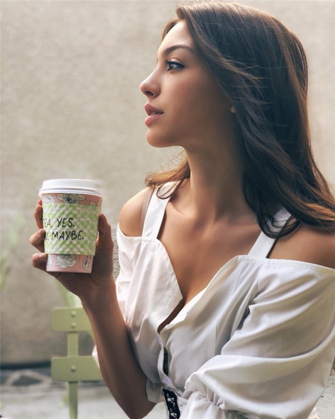 网红女神Celine Farach 健康肤色身材火辣(图4)