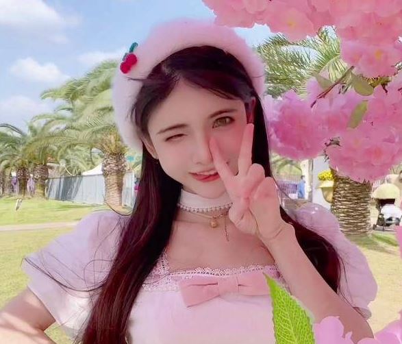 狗头萝莉转型当美妆博主 你怎么看(图1)