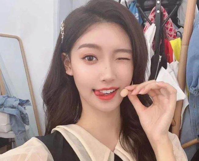 金佳悦是谁 金佳悦裙子被掀一半是怎么回事(图1)