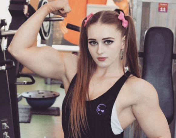 茱莉亚文斯（Julia Vins）是谁 为什么被称做金刚芭比(图2)