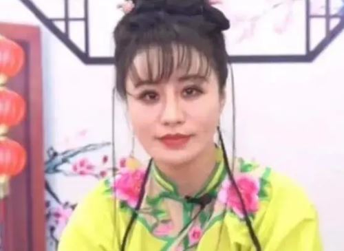 网红小林心如直播忘记开滤镜 夏紫薇原来长这样(图3)