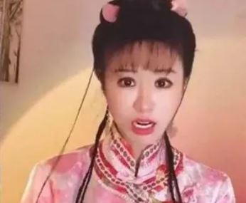 网红小林心如直播忘记开滤镜 夏紫薇原来长这样(图2)