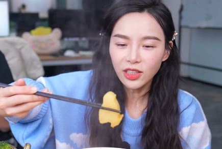 吃播小贝饿了是不是真吃 小贝饿了会催吐吗(图1)