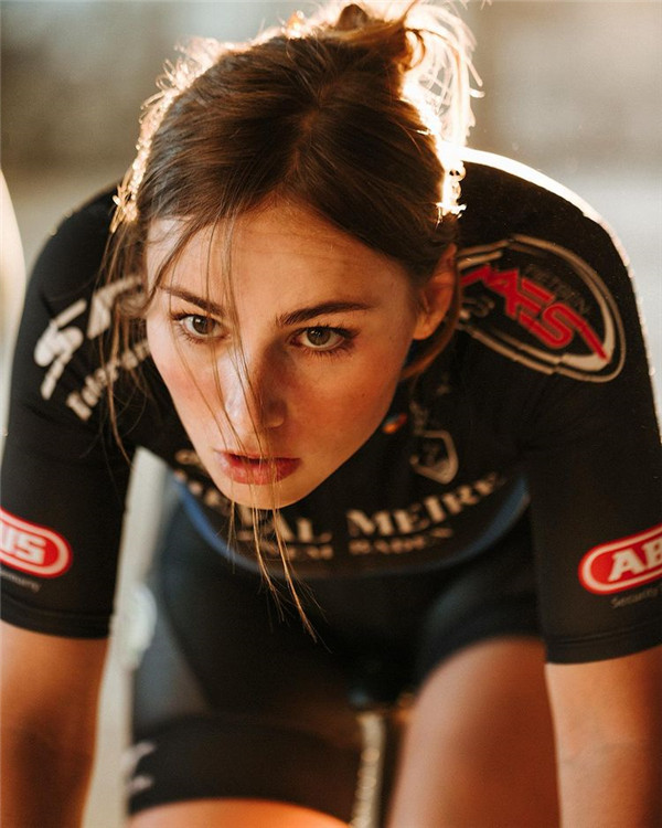 很美的赛车手《Puck Moonen》爱运动的女生是最美的(图3)
