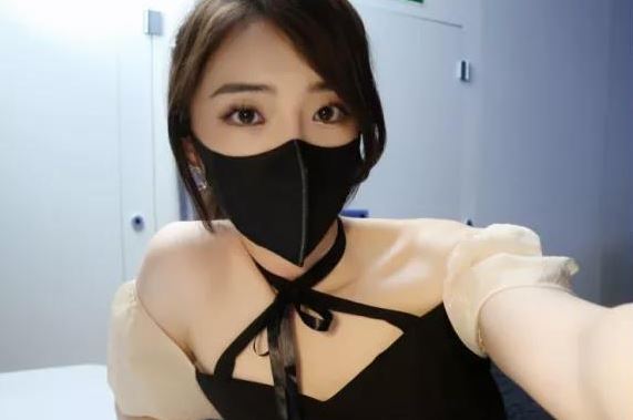 余霜这带口罩的样子 你会想到谁(图1)