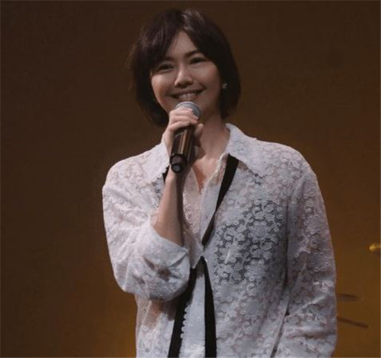 孙燕姿素颜关滤镜短视频开唱 关闭打赏功能(图2)