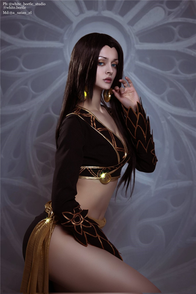俄罗斯将近2米的COSER 扮演《海贼王》女帝会是什么效果(图1)