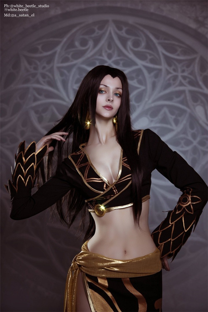 俄罗斯将近2米的COSER 扮演《海贼王》女帝会是什么效果(图3)