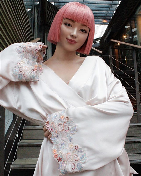 卧槽：瘦脸美颜全都OUT了，Instagram硅胶娃娃成虚拟网红(图6)
